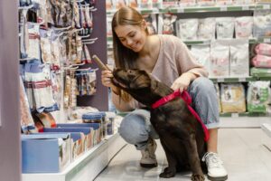 Mulher com cachorro em pet shop representando o crescimento do mercado pet no Brasil